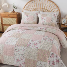 Soul & Lane Blush Bloom Cotton Quilt Set - Queen Size with 2 Shams, Floral Patchwork Quilted Comforter, Lightweight Country Pieced Bedspread in Blush and Pink, Roses Patch Work Bedding