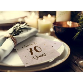 Servilletas de cóctel Cheers to 70 Years | Decoraciones de feliz 70 cumpleaños para hombres y mujeres y decoraciones de fiesta de aniversario de boda | Paquete de 50 servilletas de 3 capas | 5 x 5 pulgadas plegadas (rosa)