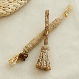 Haourlife 2-Pack Silvervine Chew Sticks Set for Cats – Includes Broom-Shaped Stick and Gall Fruit Bell Stick, Natural Catnip Alternative for Dental Health, Stress Relief, and Interactive Play