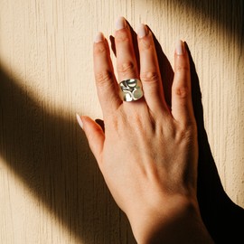 Mytys Chunky Dome Statement Ring - 18K Gold Plated Wide Band Ring with Hammered Design, Modern Sculptural Fashion Jewelry for Women Size 7-10 (Gold, 8)