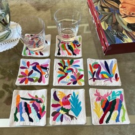Two Sisters  Juego de 8 Portavasos, Variados Dibujos Bordados a Mano Autntico Artesanal Original de Tenango Mxico. 11 x 11 centmetros cada uno....    