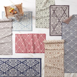 TOWN & COUNTRY EVERYDAY Walker Modern Stripe Everwash® Washable Multi-Use Decorative Rug, Tufted Kitchen Rug, Low-Profile Door Mat, Bedroom Rug and Bath Rug with Non-Slip Backing, Navy Blue, 24"x40"