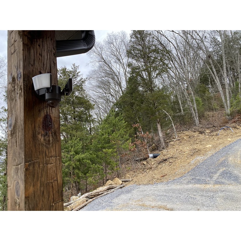 IQ AMERICA LED Outdoor Motion Sensor Security Floodlight – 1100