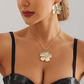 Enautoabs Boho Metal Flower Choker Necklace Hammered Flower Pendant Necklaces Exaggerated Gold Floral Statement Necklace Jewelry for Women