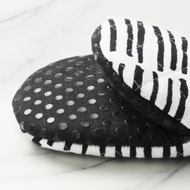 No. 918 Marrin Modern Mini Oven Mitt, Potholder, and Kitchen Towel Set, Black and White