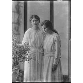 HistoricalFindings Photo: Stoehr,Harris,Mrs,Daughter,Group Portraits,Women,Clothing,Arnold Genthe,1918