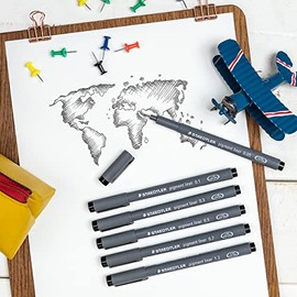 STAEDTLER - Rotulador de pigmento, color negro, 8 bolígrafos, anchos de línea surtidos, 0.05 mm, 0.1 mm, 0.2 mm, 0.3 mm, 0.5 mm, 0.8 mm, 1.0 mm, 1.2 m