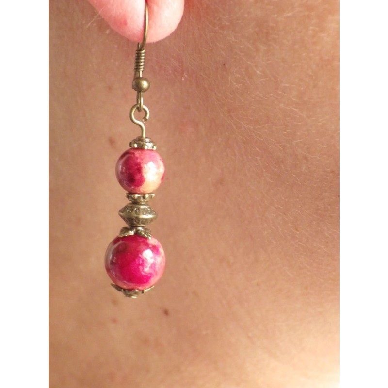 Bronze Ohrringe mit weißen Jade Perlen in rot gefärbt