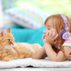 FLOKYU - Auriculares para niños, unicornio, luz LED que cambia de color, inalámbricos, Bluetooth para niños, niñas, escuela, anime, auriculares Bluetooth con micrófono (púrpura)