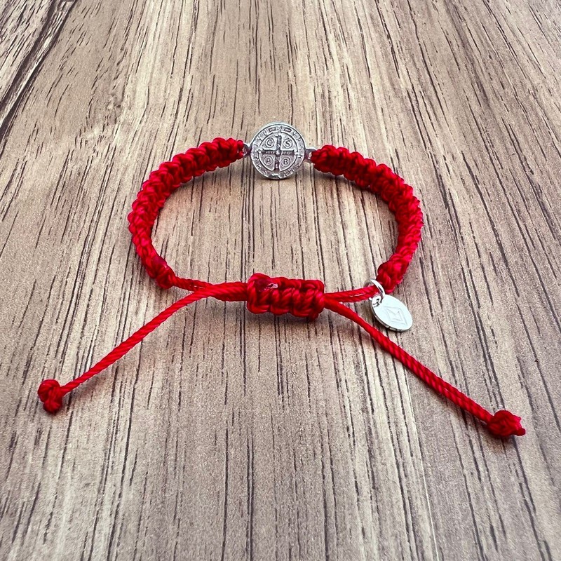 Pulsera de San Benito de Plata ley 925, roja tejida