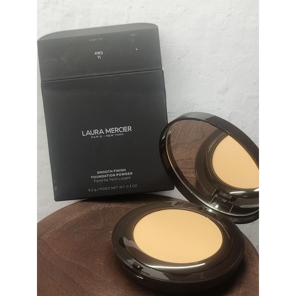 Laura Mercier Smooth Finish Foundation Powder in 4W2 11 Compact