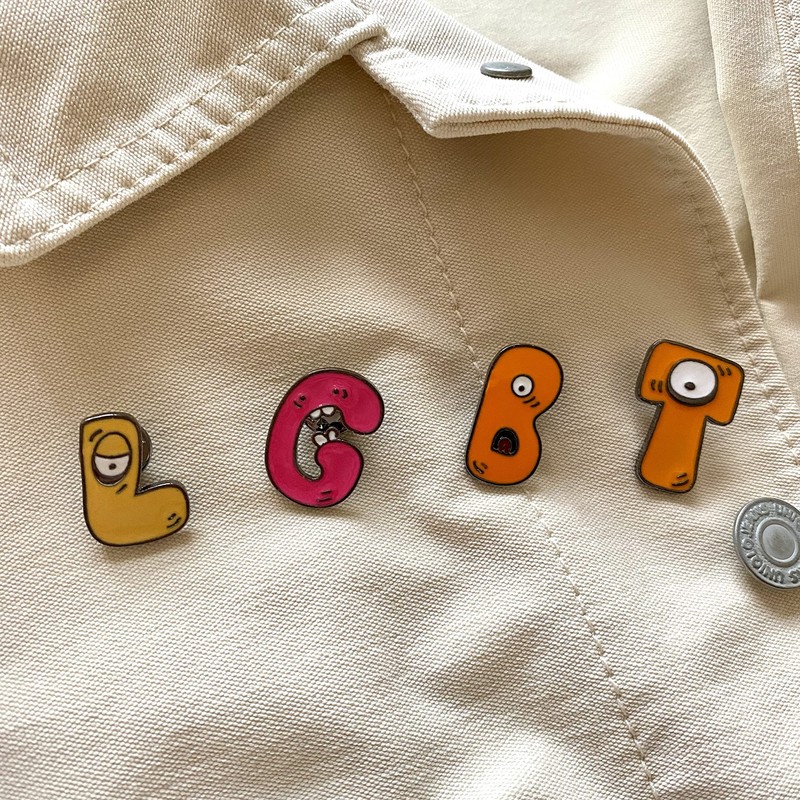 Broche de esmalte con letras del alfabeto para mochilas, chaquetas,