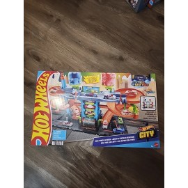Hot Wheels City Mega Car Wash Playset w/ 1 Toy Color Shifters Car in 1:64 Scale