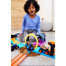 Hot Wheels Monster Truck Pit & Launch Playsets with a 1 Monster Truck & 1 Hot Wheels 1:64 Scale Car, Great Gift for Kids Ages 4 Years & Older