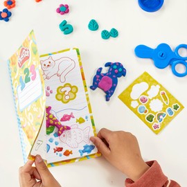 Play Doh Set creat y aprende, Incluye Mantel, Adhesivos, 5 cortadores de Animales, 10 Sellos, 3 Herramientas y 5 latas de Masa moldeable, para niños y niñas en Preescolar, +3 años