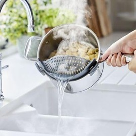 Lakeland Clip-on Pot Strainer with Pouring Spout Easily Attaches to Pots and Bowls of Various Sizes Eliminates The Need for a Colander 22.5 x 9cm