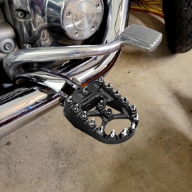KAMIYONG Motorcycle Foot Pegs Offroad CNC Wide Footpeg Footrest Pedal For Harley Dyna Sportster FLFB FLSTF Iron 883 Softail Street Glide, 360 Degree Rotating MX Chopper Bobber, Black