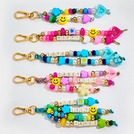 HolidayQbee - Kit de fabricación de llaveros con cuentas DIY, 421 piezas, kit de fabricación de dijes para bolso con cuentas, cuentas con letras del alfabeto para nombres, corazón, flores, llavero