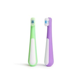 Ubbi - Juego de cepillos de dientes de entrenamiento para niños pequeños, cerdas suaves y suaves para bebés, ralladura verde y batido, morado