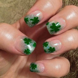 24 PCS Green Shamrock Press on Nails St. Patrick's Day Fake Nails Short Square False Nails with Glitter French Gradient Design Full Cover Glue on Nails Acrylic False Nails for Women Manicure