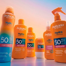 Babaria - Roll-On Solare Viso SPF50+ | Texture Ultra-Leggera | Idratante con Acido Ialuronico e Niacinamide | Formato Pratico | Resistente all'Acqua | Coral Friendly | Vegano | 50 ml