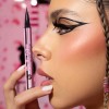 Delineador En Plumin Negro Ultra Fine Eyeliner Pink Up Acabado