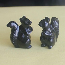 HLbshi 2pc Mini Hand Carved Gemstone Crystal Squirrel Figurine Animal Carving Statue Office Home Decor Pocket Stone 30mm (Black Obsidian)
