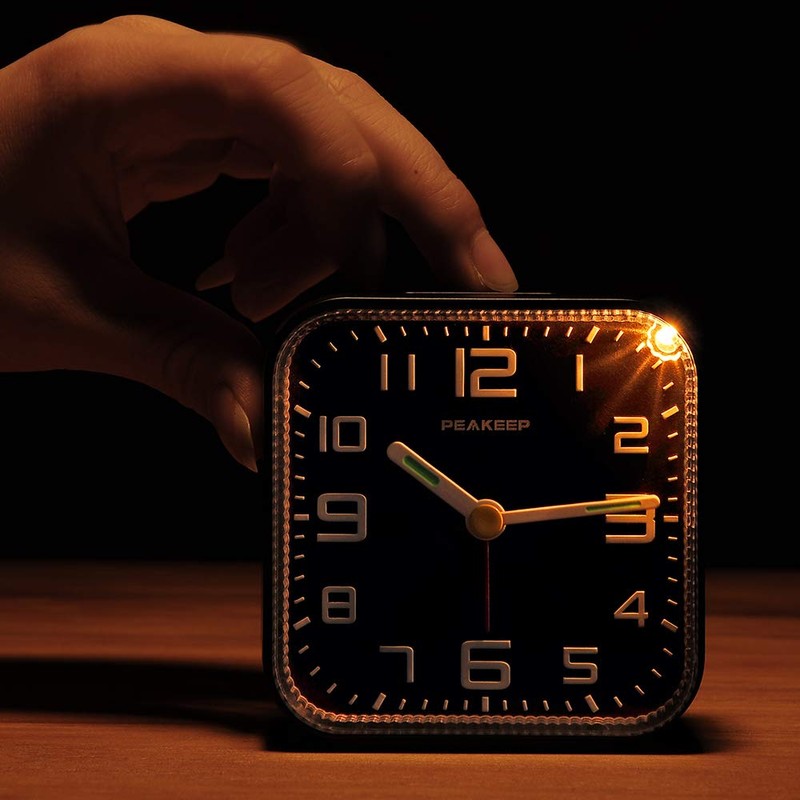 Peakeep 3D Numbers No Tick-Tock Analog Alarm Clock with Classic