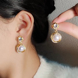 AURALUX Pendientes de perlas para mujer, bañados en oro de 18 quilates, diseño elegante y clásico, un regalo de Navidad para mujer.