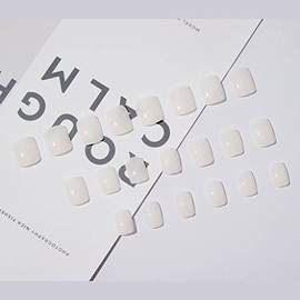 RikView Uñas postizas blancas cortas, acrílicas cuadradas, para mujeres y niñas, 24 unidades por juego