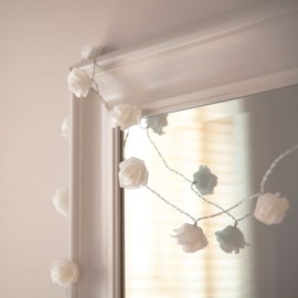 Lights4fun 20er LED Rosen Lichterkette warmweiß batteriebetrieben Valentinstag Deko LED Lichterkette Rosen Weiß Tumblr Deko für Mädchen Schlafzimmer Blumen Lichterkette Muttertagsgeschenk