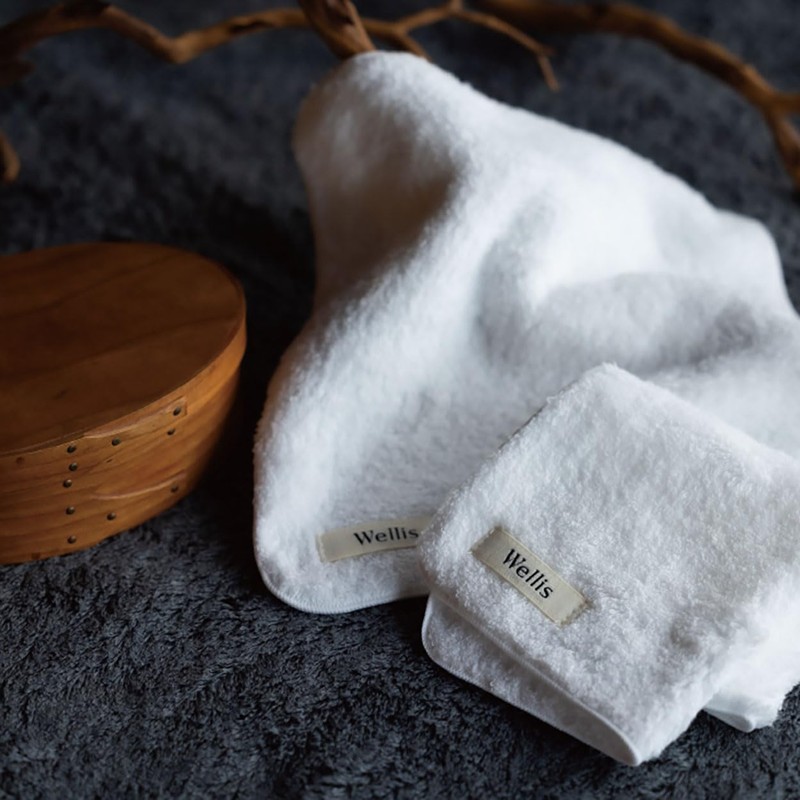Wellis Sustainable Cotton Towel + D7l handkerchief 2-piece Gift Navy