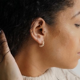 GIFT4U Pearl Hoop Earrings, 14K Gold Plated Pearl Earrings for Women Pearl Hoops Earrings Gold Huggie Hoop Earings Small Hoop Earrings Gold Pearl Earrings for Women Trendy Aretes de Mujer Gold Jewelry