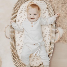 Konssy 2 Pack Muslin Fitted Bassinet Sheets for Baby Girl Boy, Soft Breathable Baby Bassinet Sheets Fit for Baby Bassinets, Cradle, Moses Basket Oval Rectangle Pad/Mattress (Fog Green,Cream)