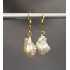 Anthony Vincent Aretes Perlas Cultivadas Naturales Baroque Barroca Color Blanco