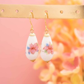 Vintageparts Teardrop Ceramic Beads in White 4 Pieces for DIY Jewellery Making