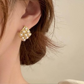 Yheakne Vintage Square Pearl Earrings Gold Cluster Pearl Stud Earrings Tiny Pearl Square Earrings Geometric Square Stud Earrings Jewelry for Women