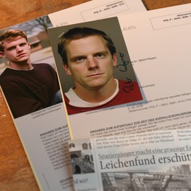 Akte Mord® The End of Youth - True Crime Game for 1-5 Players/Realistic Murder Case Solving Game/Crime Games for Adult/Case Files Crime Game/Crime Solving Game for Adults