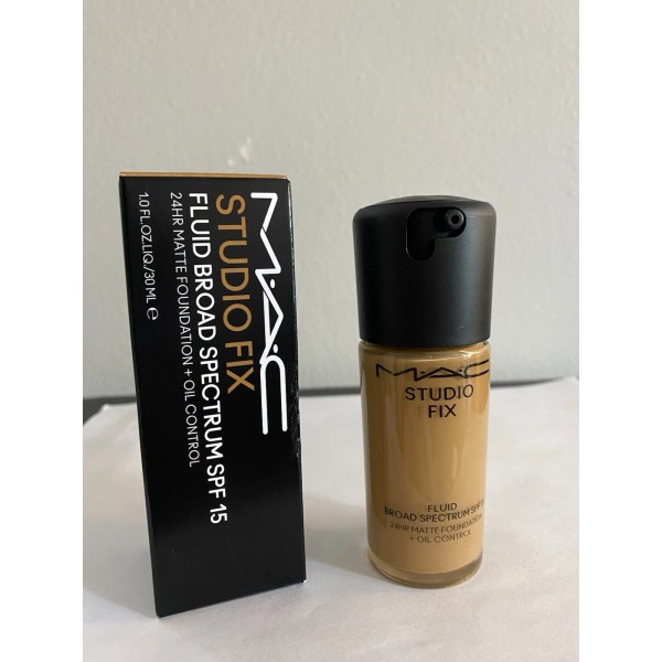 M·A·C MAC Studio Fix Fluid Broad Spectrum SPF 15 24HR