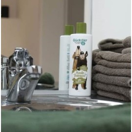 Glückstier Dog Shampoo, 250 ml, Replenishing Shampoo for All Dog Breeds, For Shiny, Easy-to-Comb Coat, Adapted pH Value, 100% Vegan & Cruelty Free