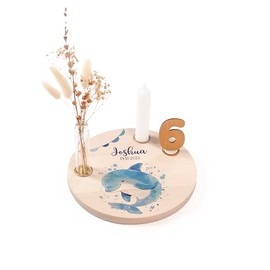 Nord-Kind¬Æ personalisierter Geburtstagsteller aus Holz mit Kerzen, Vase & Zahlen [20cm √ò]| Geburtstagsteller Holz | Geburtstagsteller personalisiert | Kerzenteller Geburtstag Kinder | Delfin 1