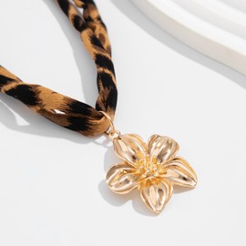BYETOCE Flower Pendant Necklace Leopard Print Wide Choker Gold Plated Chunky Charm Chain Punk Double-Layer Adjustable Collar for Women Vintage Outfits Accessory Summer Beach Jewelry