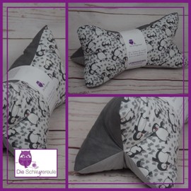 Leseknochen Nackenkissen (Pinguin) bequem und waschbar! Handgestopft und genäht in Deutschland - Nutzbar als Nackenrolle Kissen Nackenrolle