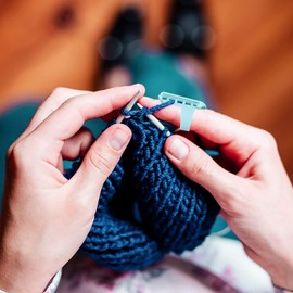 4 Pieces Yarn Guide Finger Holder Knitting Thimble Tool Plastic Thimble Finger Ring for Crochet Knitting Crafts Accessories, 2 Colors