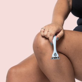 FFS Beauty Women’s Razor Kit - Premium Bubblegum Handle, 2 Sharp and Durable 6-Blade Vegan Razor Cartridges & Matching Shower Holder
