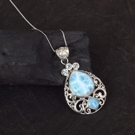 Ravishing Impressions Halskette mit Tropfenanhänger aus 925er Sterlingsilber mit Schmuck aus natürlichem Larimar und blauem Topas
