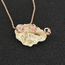 MOLIDAY Conjunto de collar y pendientes de tuerca con diseño de nudo de circonita cúbica brillante para mujeres y niñas