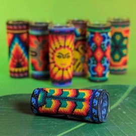MEXTEQUIL Huichol - Vaso de chupito con abalorio - Art Chaquira con cifras de la Deidad Xirarrika - Regalo de arte popular mexicano (maíz)