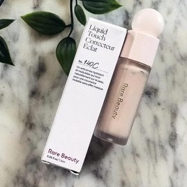 Rare Beauty Corrector Iluminador Liquid Touch 140C De Selena Gomez
