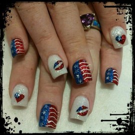 LBPEPAMZ 24Pcs 4th of July Press on Nails Short Square False Nails with Glitter Lips Heart Design Independent Day American Flag Patriotic Glue on Nails White Bling Full Cover Stick on Nails for Women